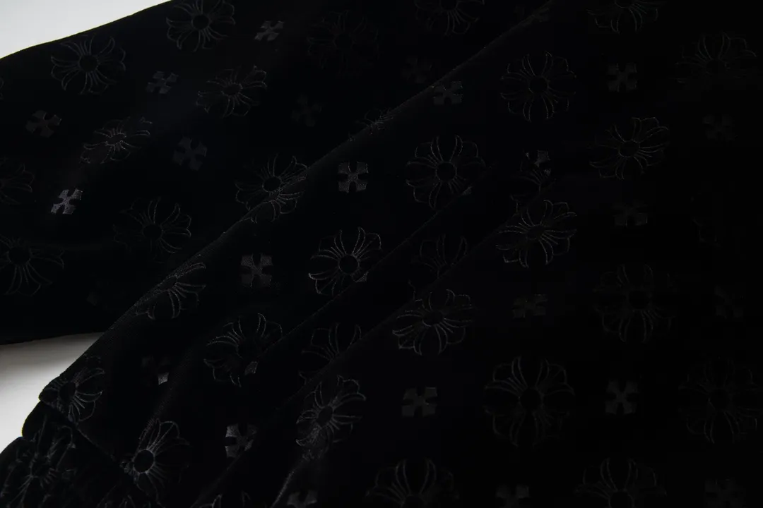 P390 Model No. Y655 Chromehearts/Chrome Hearts Dark Pattern Baseball Jacket Channel Boutique The most popular baseball jacket among fashionable men and fashionable women. There are versions at all levels in the market (you must compare the details). The most powerful quality control has been producing and researching baseball uniforms for 7 years. The details are exquisite. With it, you are the most beautiful boy in the world. The paint-coated full-face four-button buckle (button with LOGO), the average weight of the fabric is nearly 900 grams, and it is made of wool + eyeliner blended, custom-woven and dyed wool with high color fastness. The lining is made of silky and delicate cupro fiber! The texture is thick, the color is more uniform and beautiful, and the sharp edges and corners are full of three-dimensionality, showing laziness, casualness, and youthful vitality! size：M-XXL